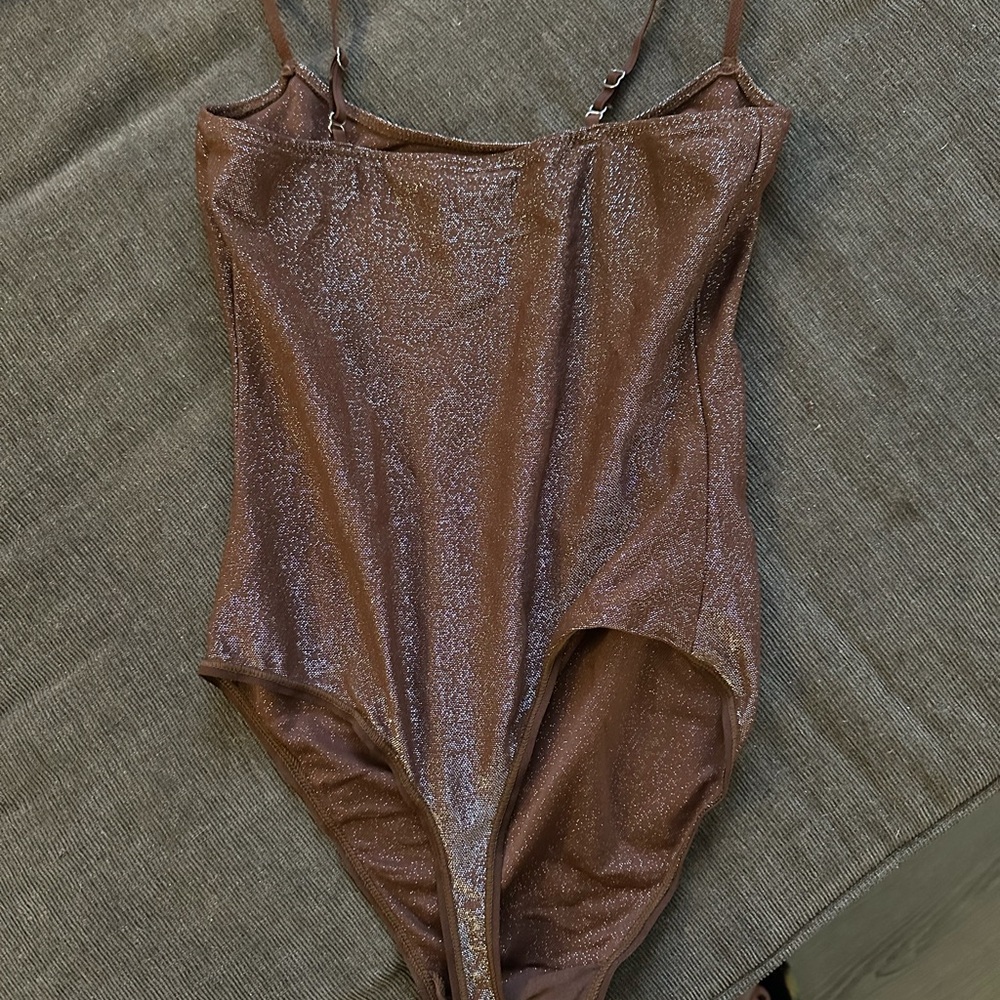 SKIMS shimmer thong back bodysuit. XS. Brown.